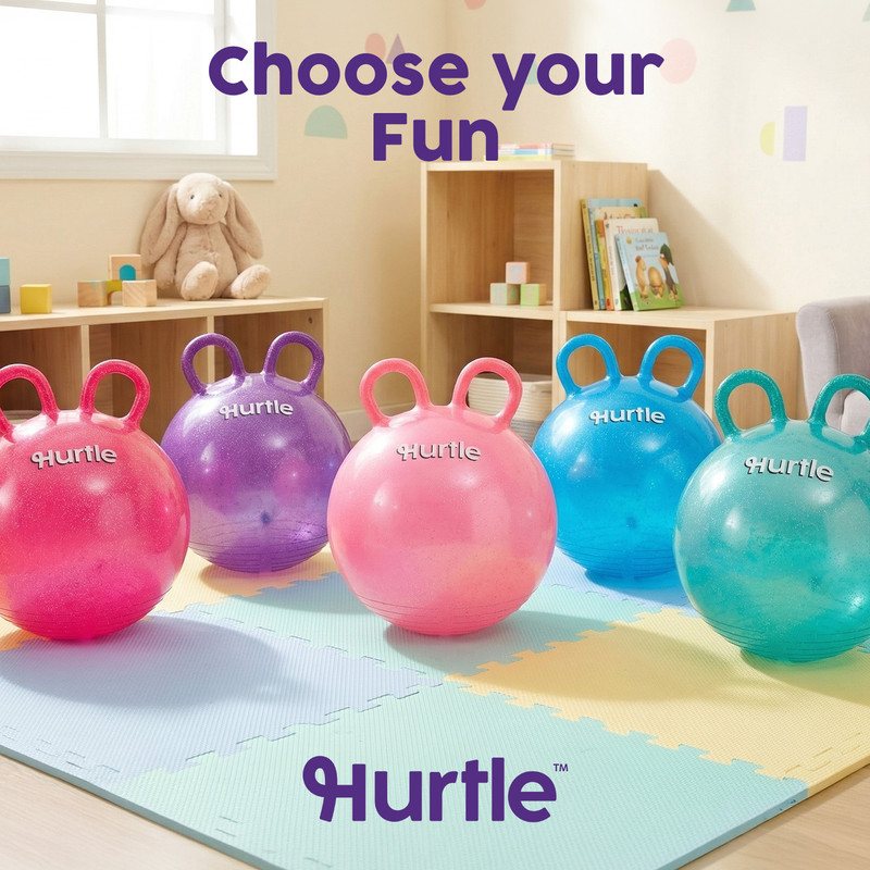 Fünf bunte Hüpfbälle mit Griffen stehen auf einer Spielmatte. Hurtle-Logo.