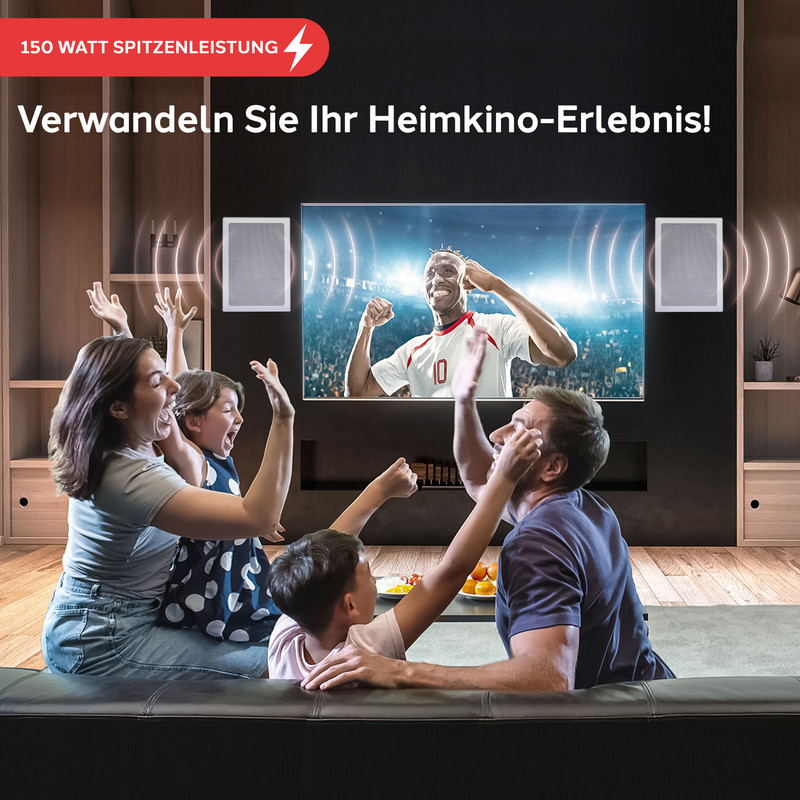 Familie schaut begeistert Fußball im Heimkino, mit Lautsprechern und einem großen Fernseher.