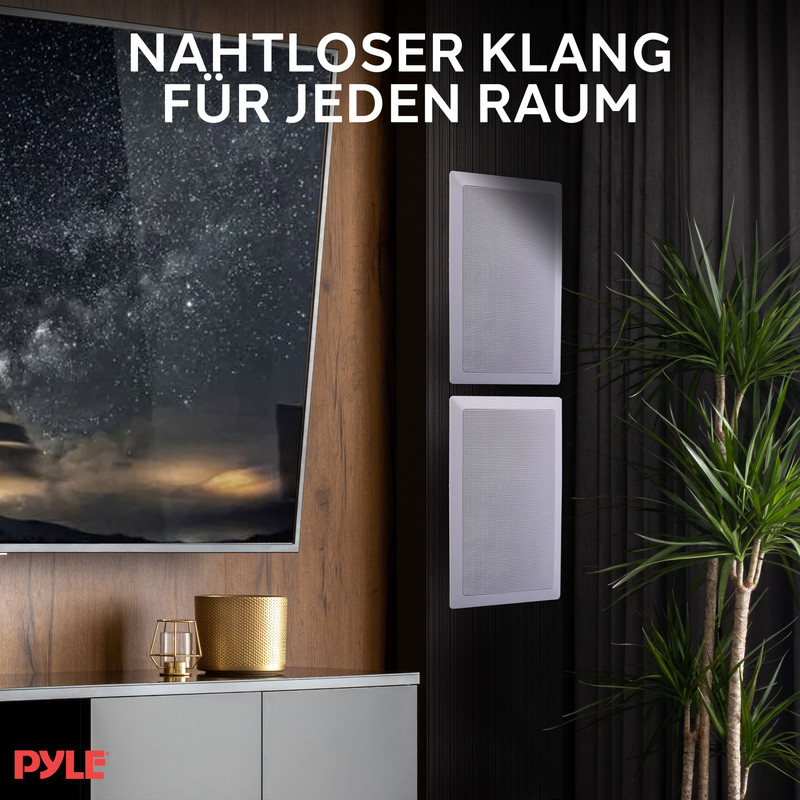 Ein großer Fernseher zeigt Sterne. Zwei weiße Lautsprecher sind an der Wand montiert.