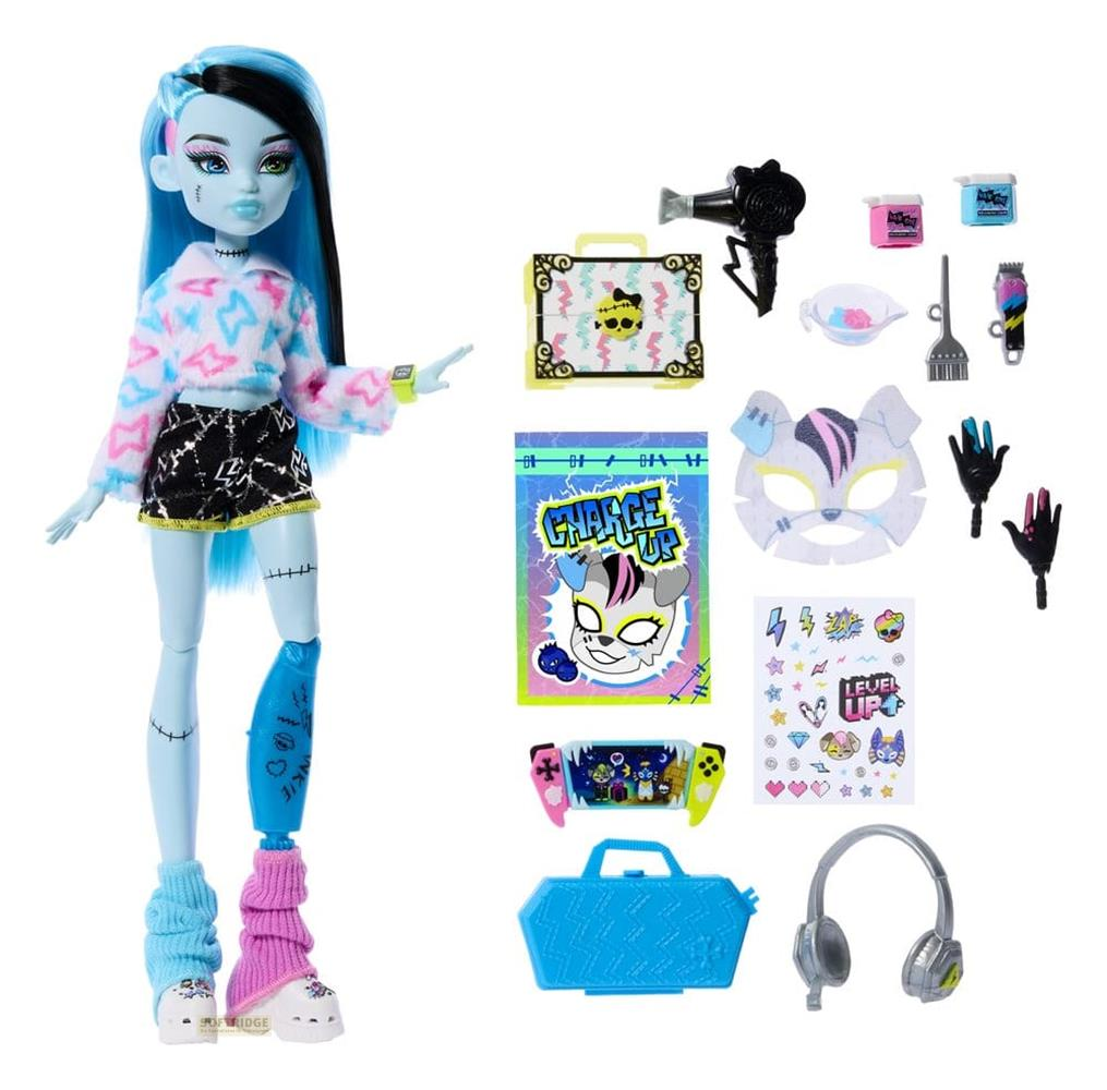 Eine Puppe mit blauen Haaren und Kleidung, umgeben von Spielzeugzubehör wie einem Föhn und Kopfhörern.