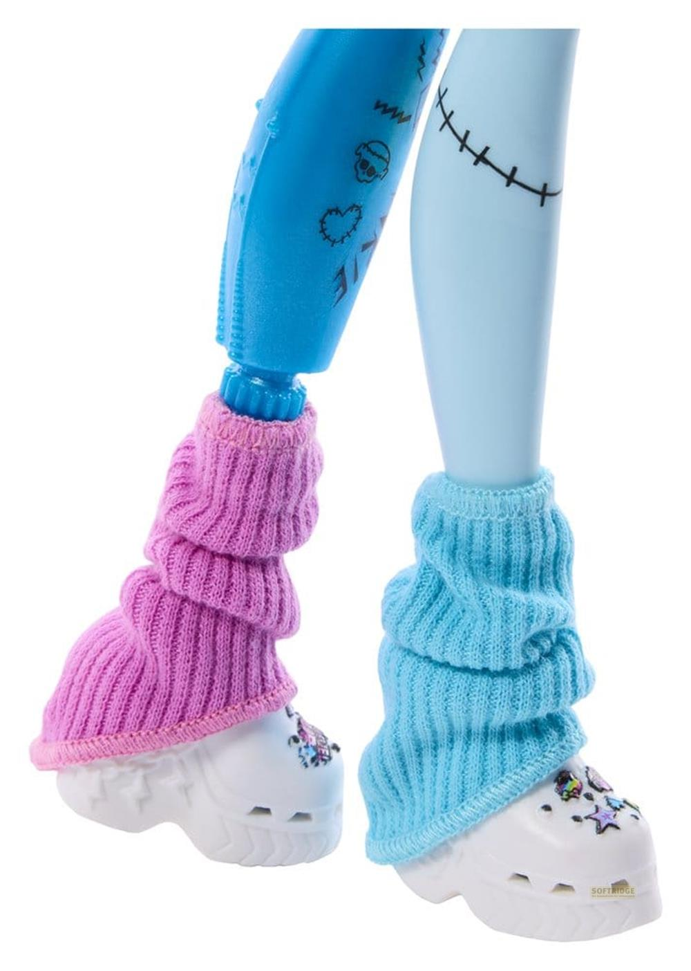 Beine einer Puppe mit Stiefeln, pinken und blauen Stulpen. Blaue Beinpartie mit Narbennaht.
