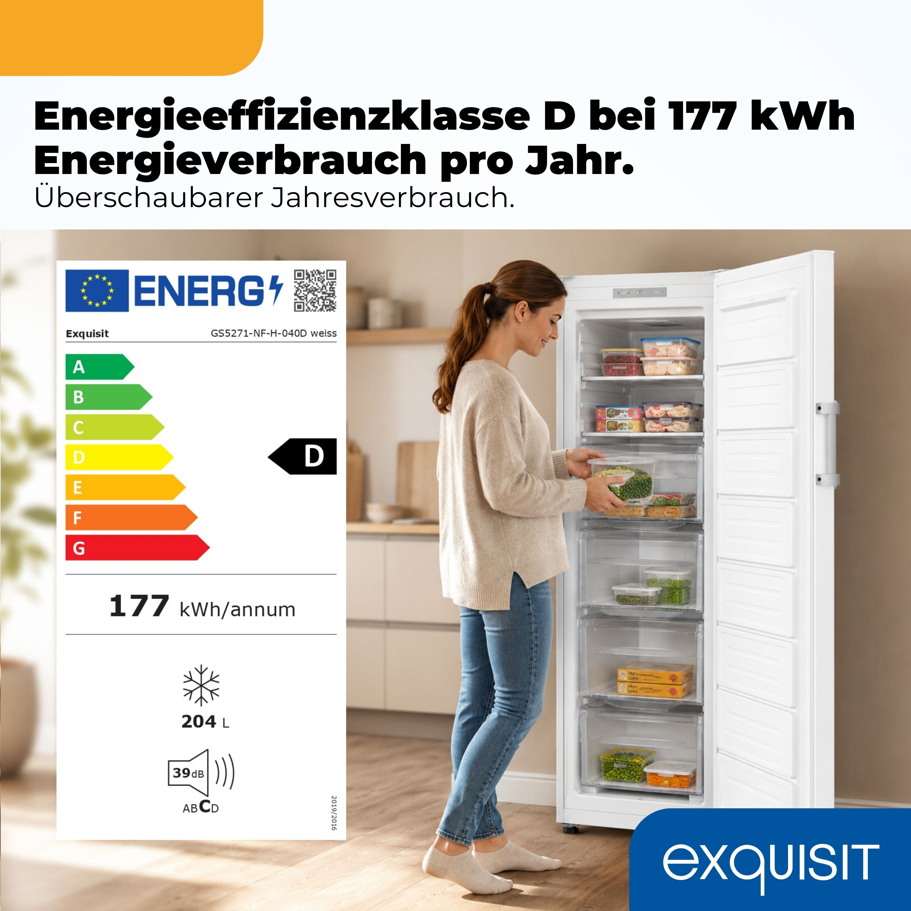 Eine Frau belädt einen Gefrierschrank mit Lebensmitteln. Ein Energieeffizienzlabel ist zu sehen.