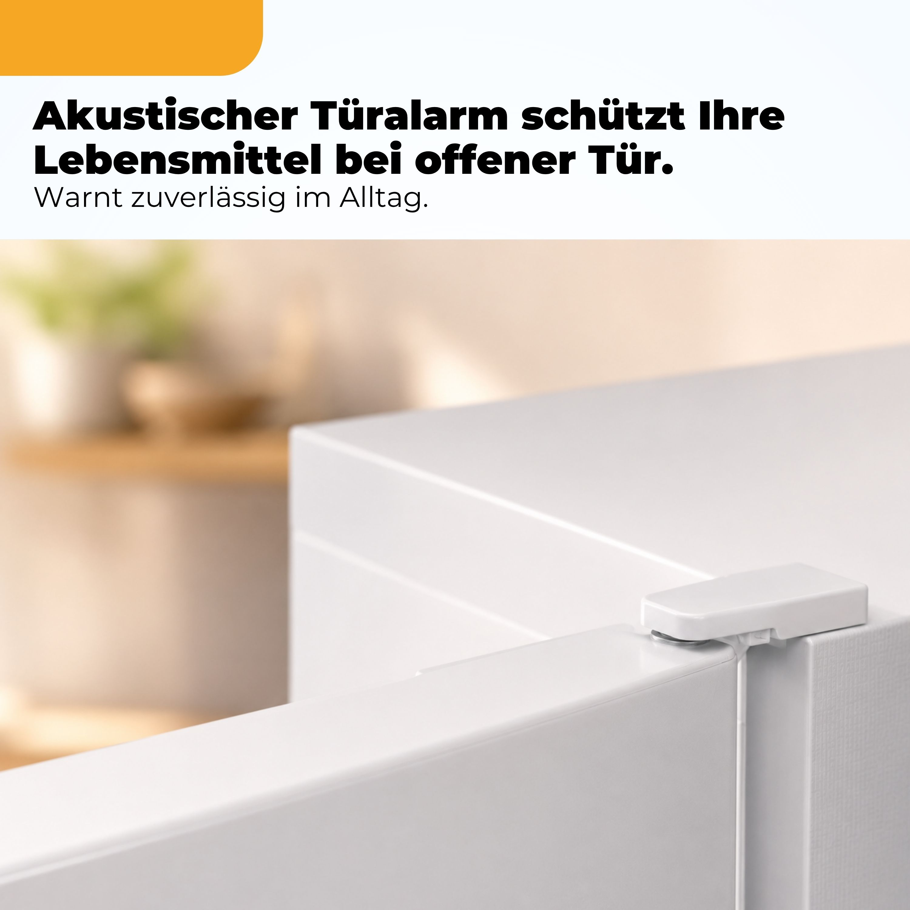 Ein weißer Türwarnmelder ist an einer weißen Tür angebracht, mit einem unscharfen Hintergrund.
