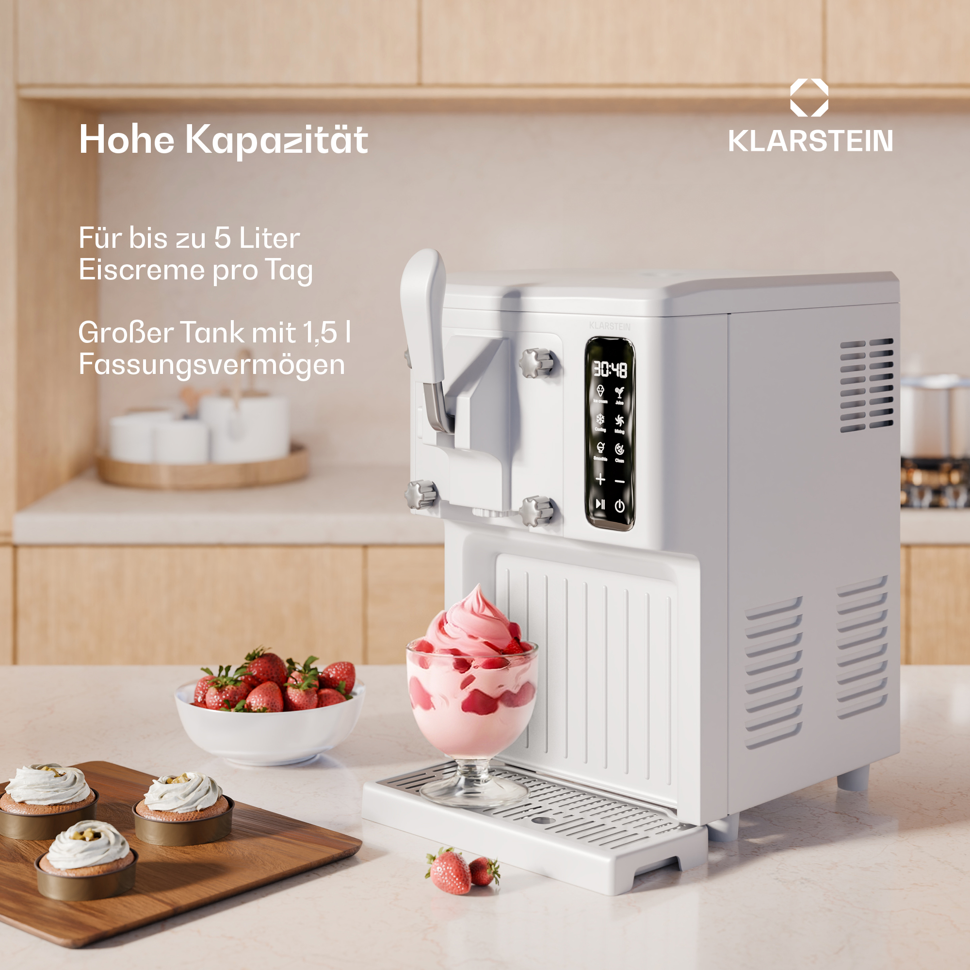 Weiße Eismaschine mit Eis, Erdbeeren und Cupcakes auf Arbeitsplatte.
