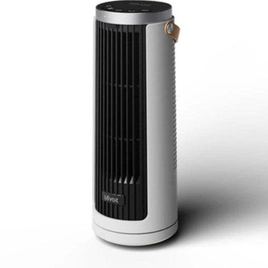 Ein weißer und schwarzer Levoit Turmventilator mit silbernem Oberteil und braunem Griff.