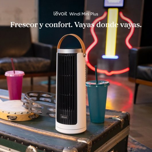 Ein weißer Turmventilator steht auf einer Truhe neben zwei Bechern und einem Tamburin. Neon-Gitarre im Hintergrund.
