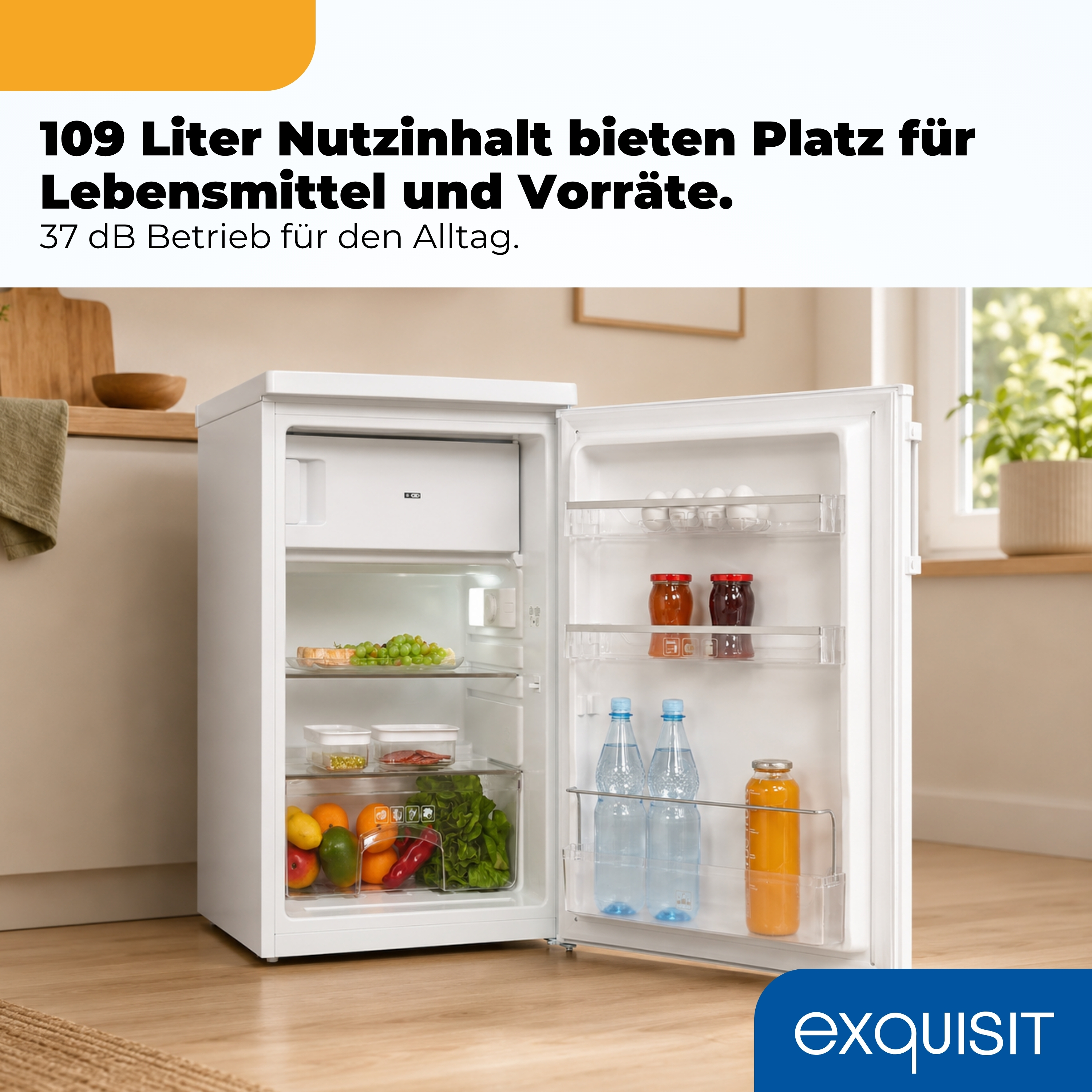Ein offener weißer Kühlschrank gefüllt mit Lebensmitteln wie Obst, Gemüse und Getränken.