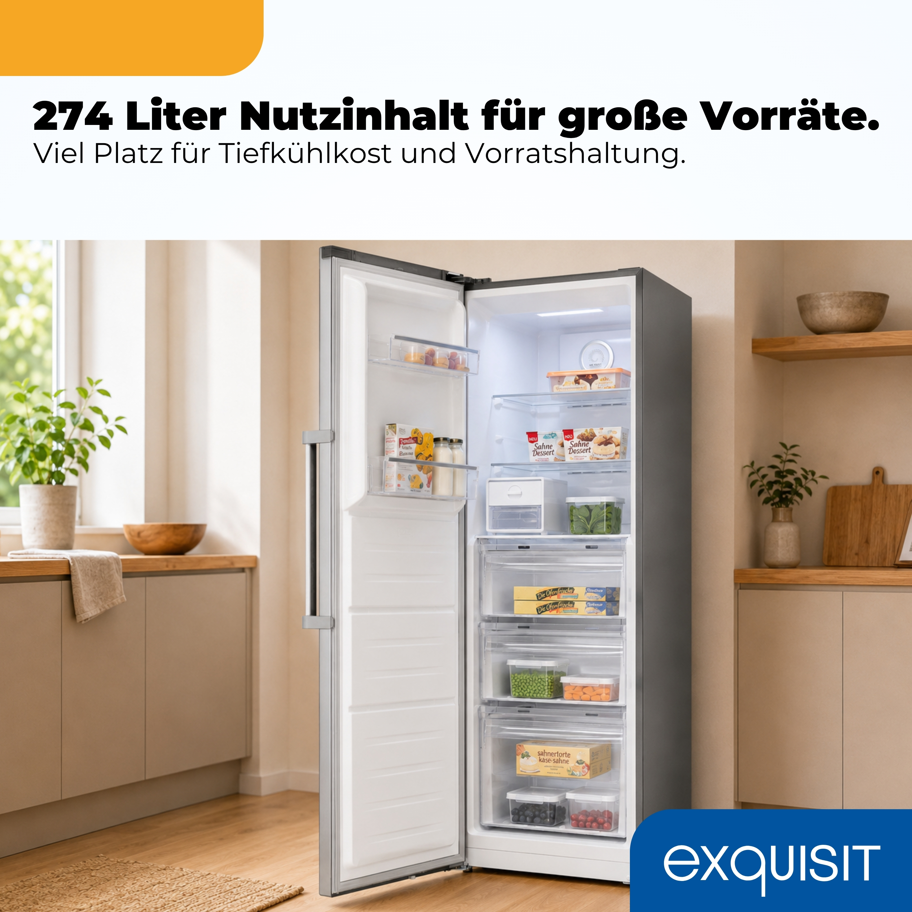 Ein offener Gefrierschrank mit Lebensmitteln und Schubladen. Küchenmöbel im Hintergrund.