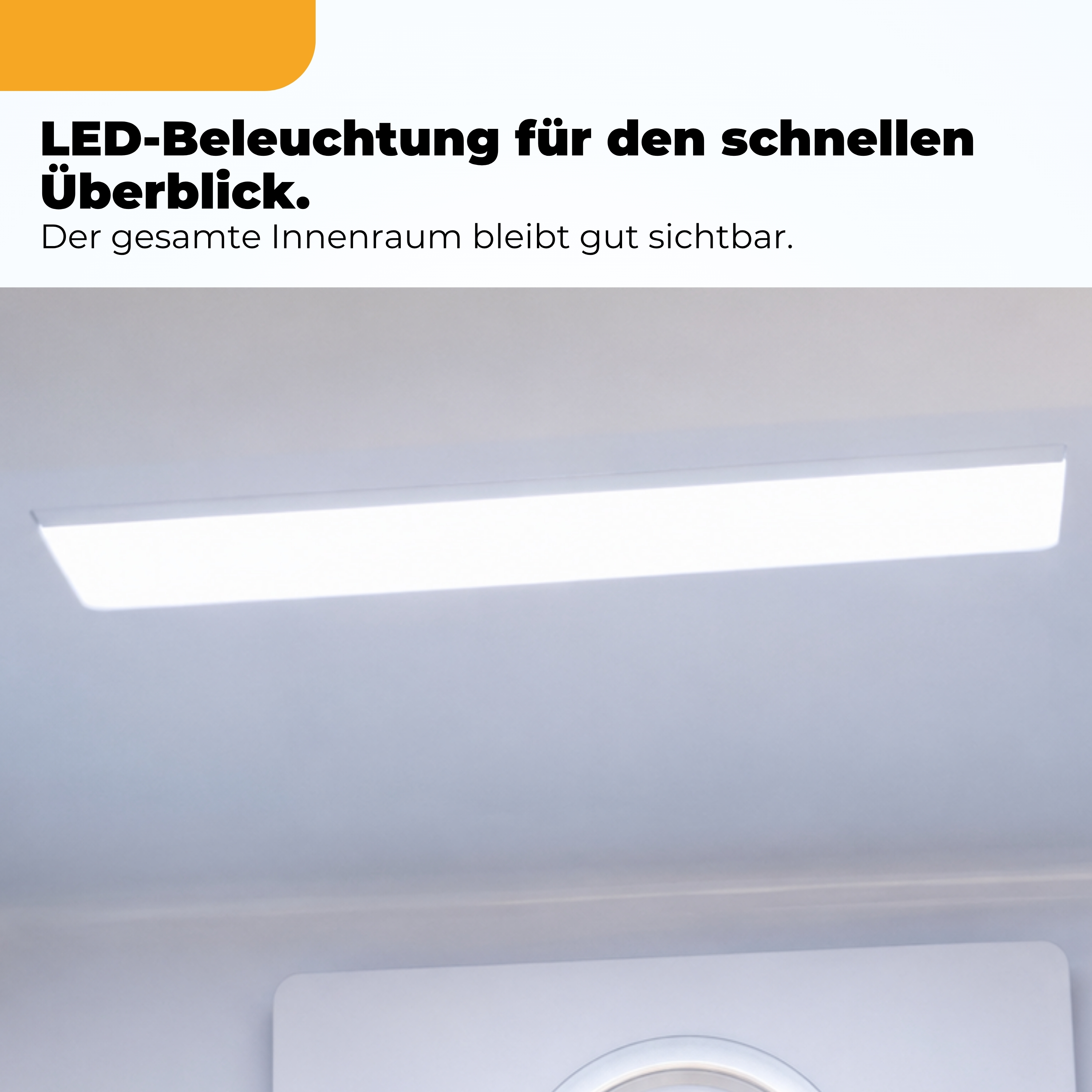 Eine helle rechteckige LED-Deckenleuchte leuchtet den Raum aus.