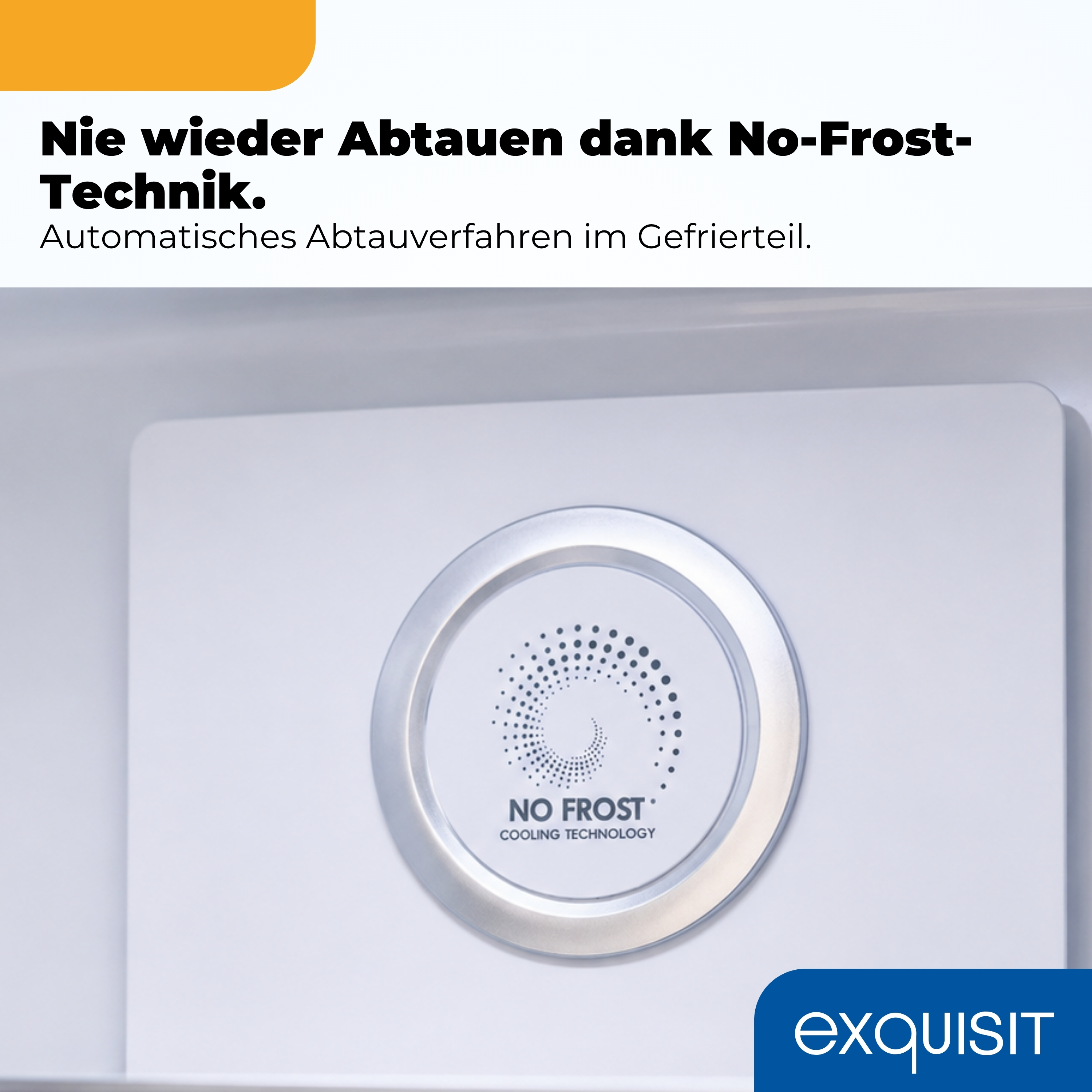 Ein weißes Kühlgerät mit No-Frost-Technologie-Logo und dem Markennamen Exquisit.