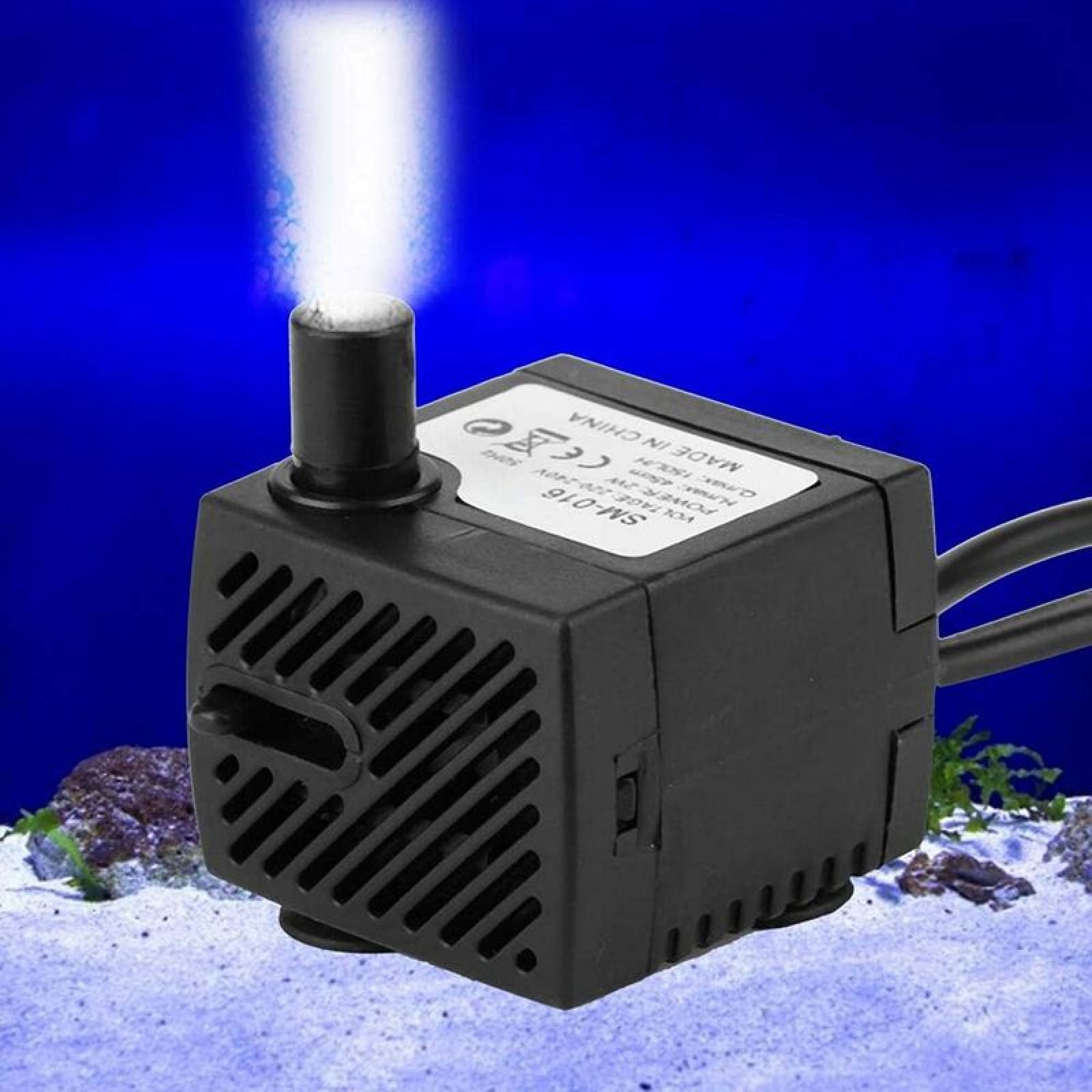 Ein schwarzer Aquarienwasserpumpen-SM-016 mit blauem Wasserstrahl.