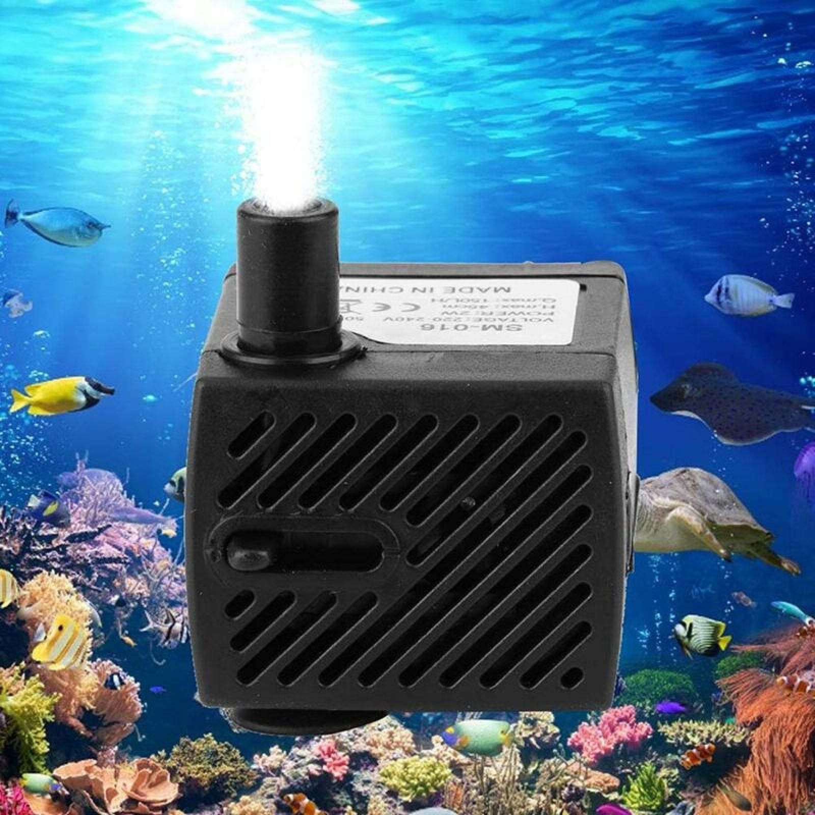 Ein schwarzer Wasserpumpenfilter mit einer Wassersäule ragt aus einem Aquarium mit Fischen und Korallen.