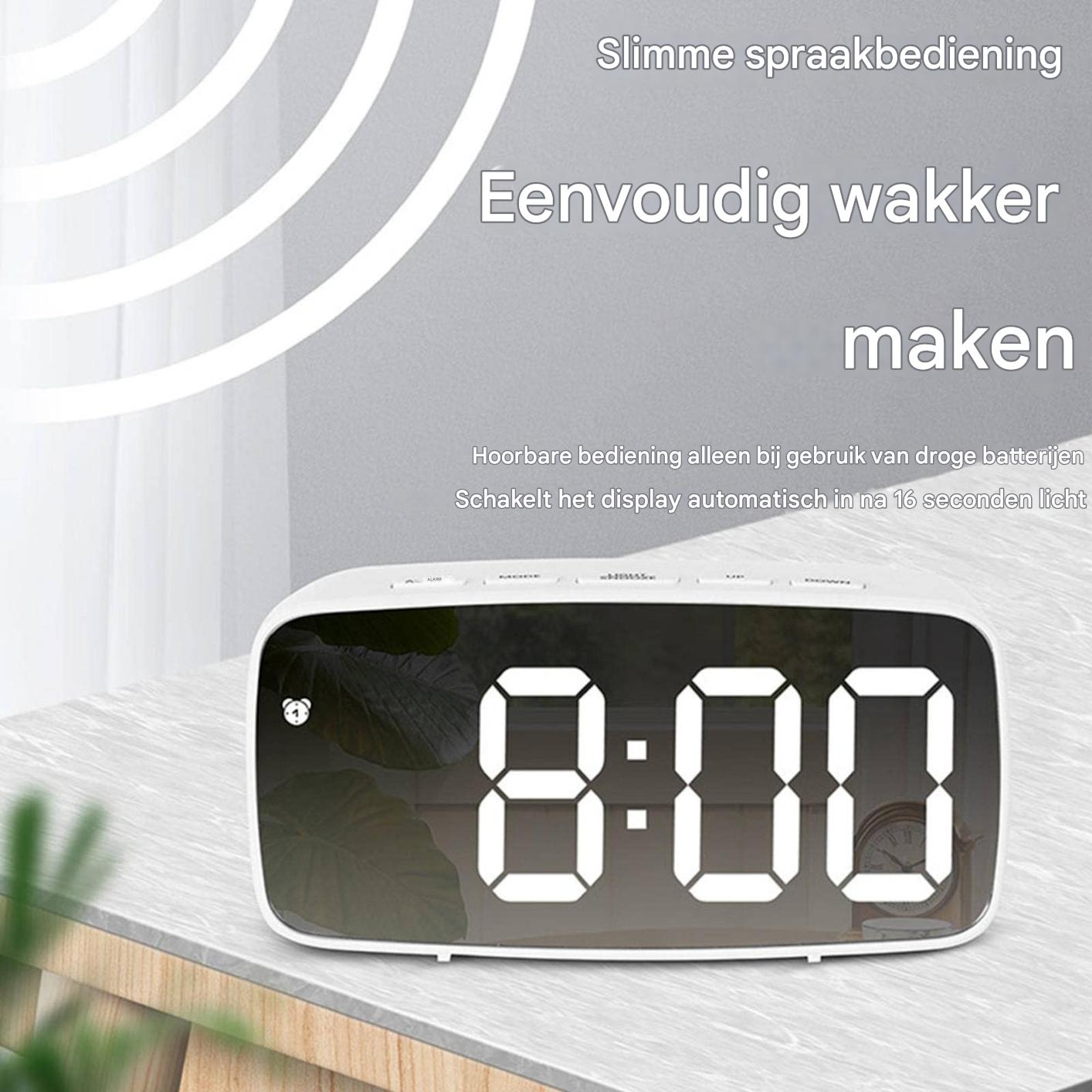 Ein weißer Digitalwecker zeigt 8:00 Uhr an. Er steht auf einem Tisch.
