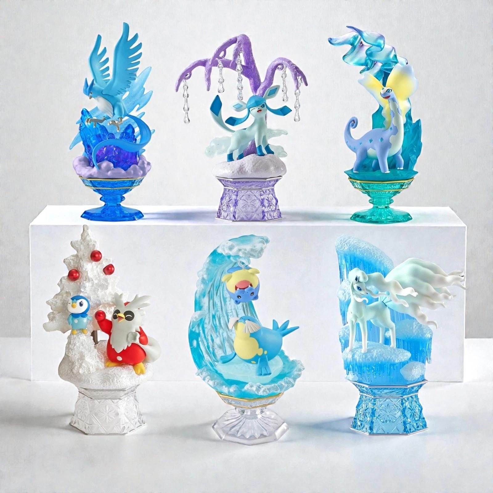 Sechs Pokémon-Figuren auf Sockeln, darunter ein Vogel, ein Fuchs, ein Dinosaurier, ein Pinguin, ein Vogel und ein Hund.