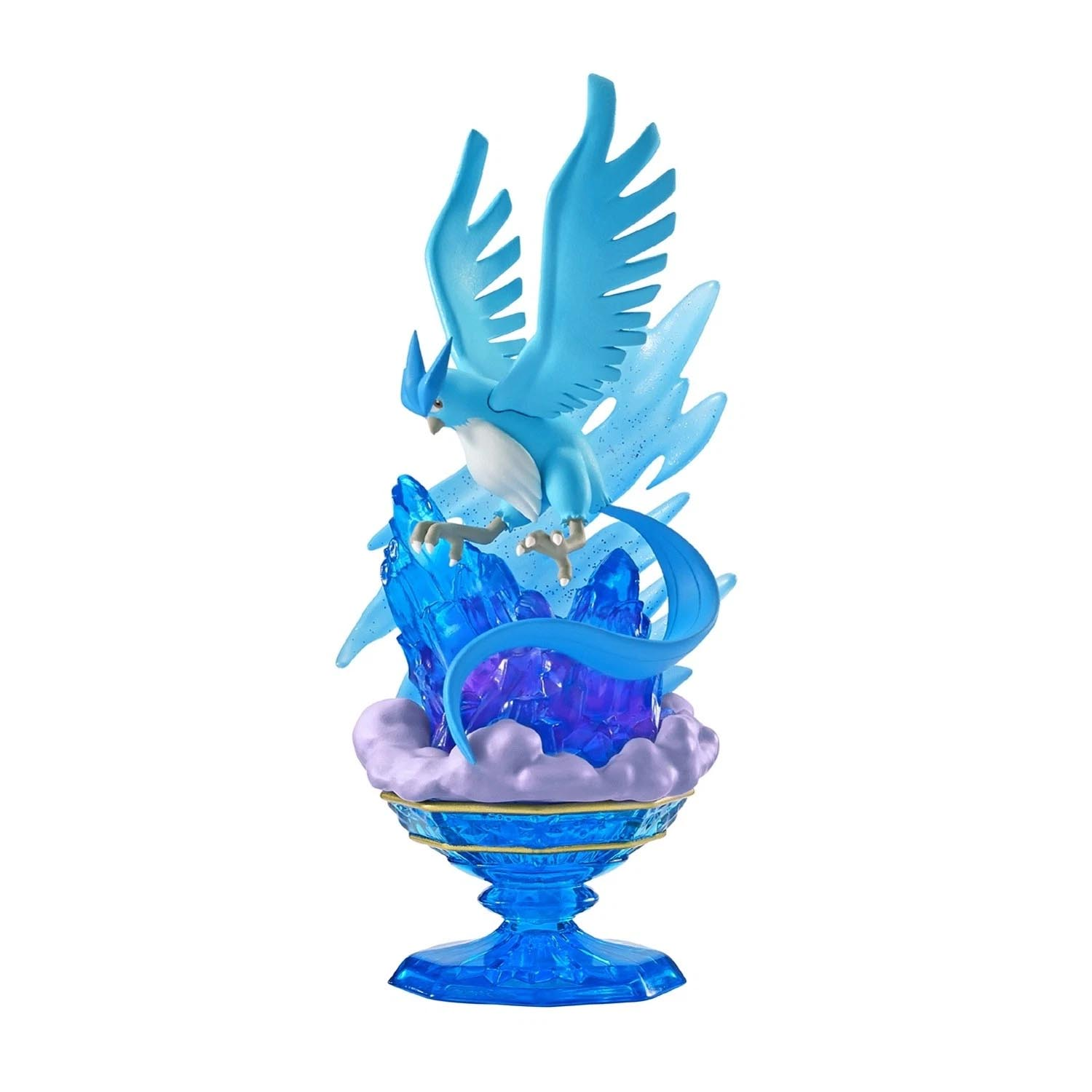 Eine blaue Vogelstatue auf Eis und in einem blauen Sockel.