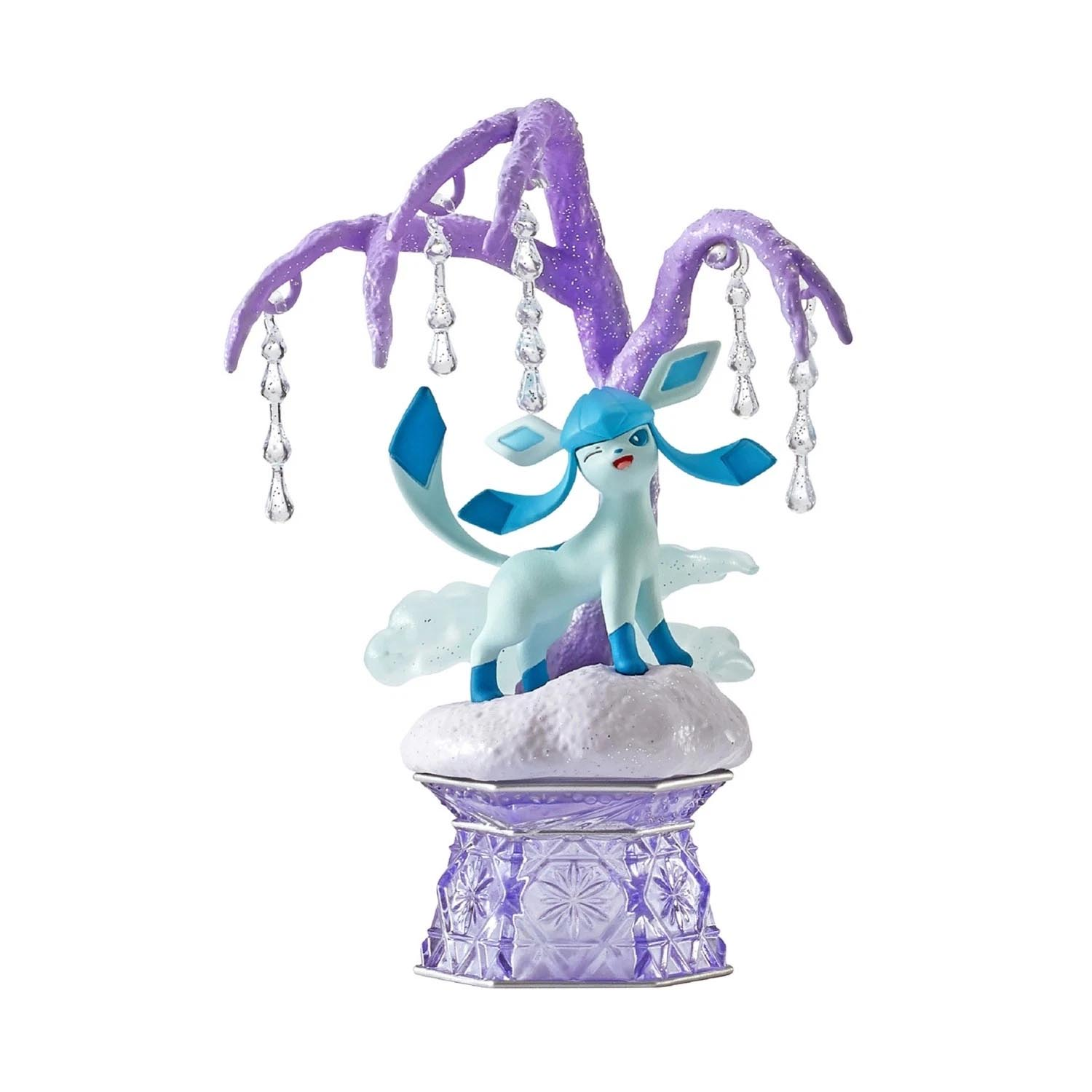 Eine Glaceon-Figur steht auf einer Wolke über einem lila Sockel mit lila Zweigen.