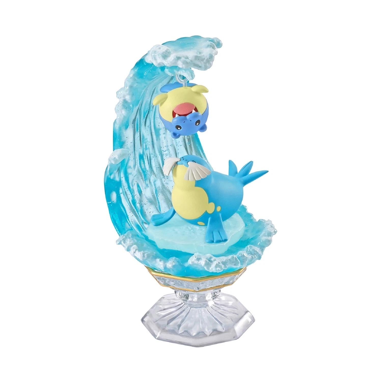 Eine blaue und gelbe Pokémon-Figur, die auf einer Welle reitet, mit einer weiteren Figur darüber.