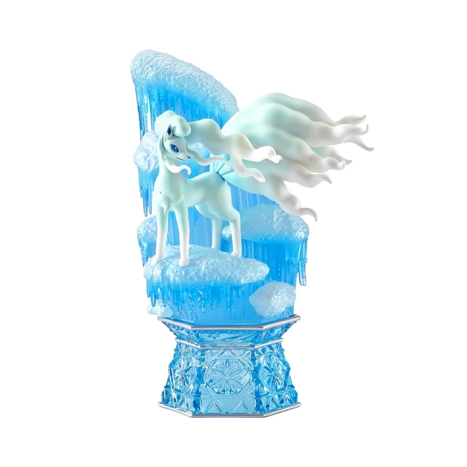 Eine eisblaue Kreatur mit einem langen Schweif steht auf Eisformationen auf einem verzierten Sockel.