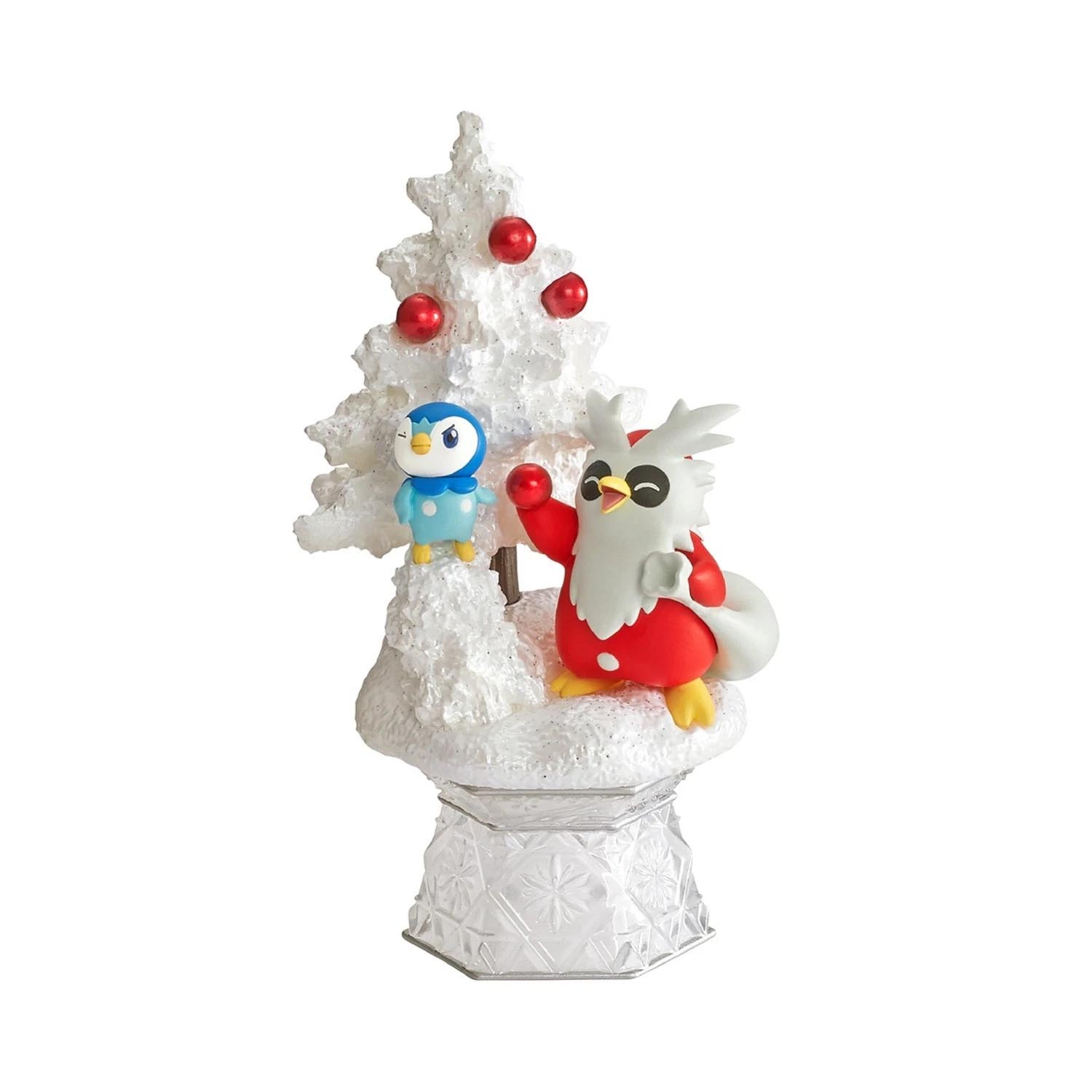 Eine weiße Tanne mit roten Kugeln, daneben Pinguin und Weihnachtsmann-Vogel.