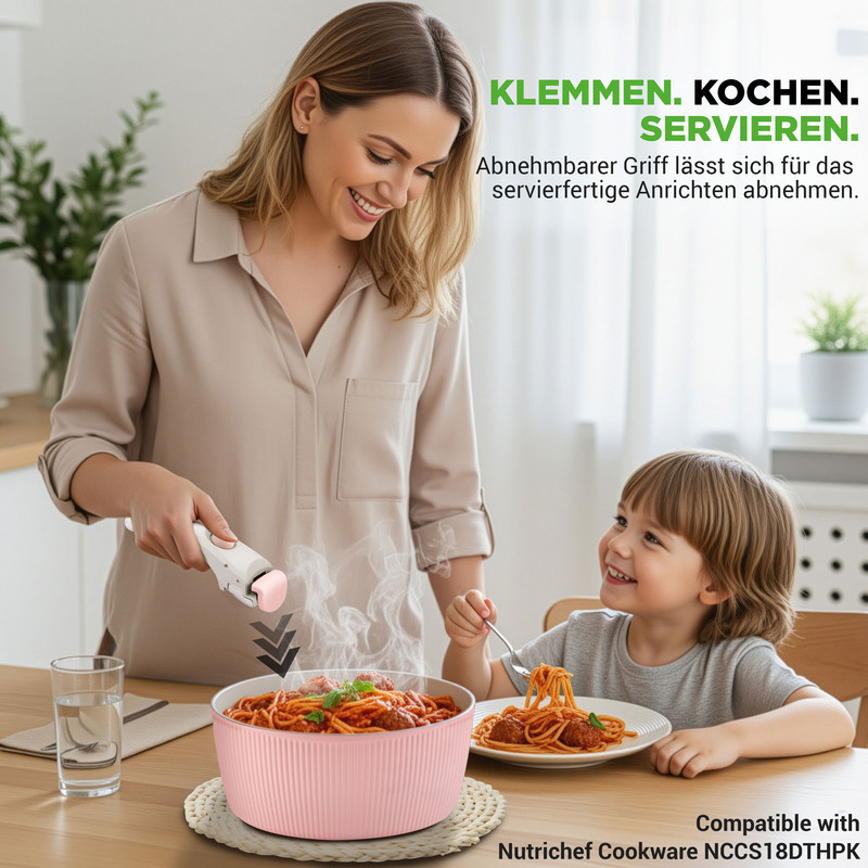 Frau mit Kind isst Spaghetti aus einer rosa Schüssel. Dampf steigt auf.