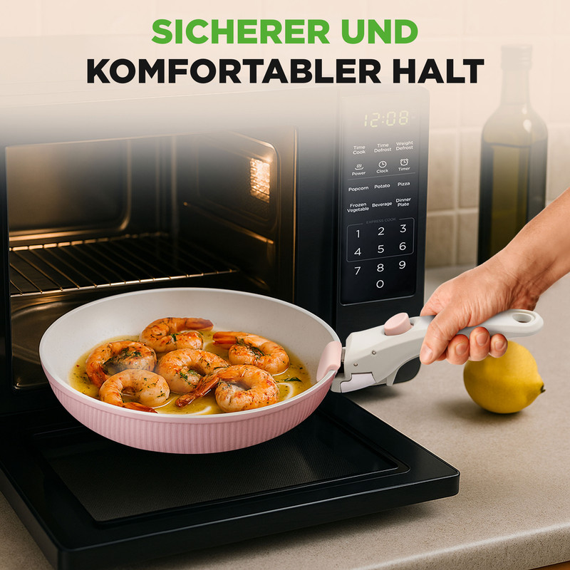 Ein Paar Garnelen in einer Pfanne wird aus einer Mikrowelle genommen.