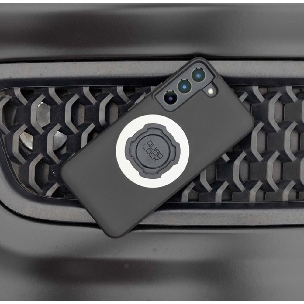 Schwarzes Handy mit weißem Ring und Quad Lock Logo auf schwarzem Gitter.