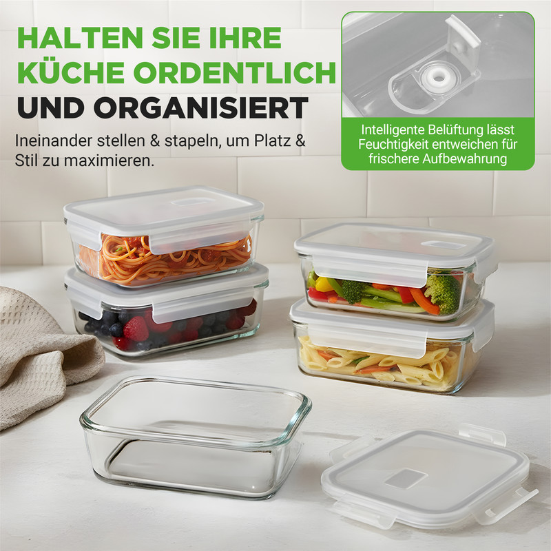 Contenitori alimentari in vetro con pasta, bacche e verdure, impilati e uno accanto all'altro.