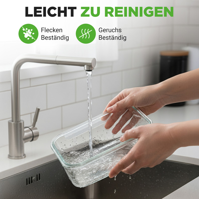 Eine Person spült einen Glasbehälter unter fließendem Wasser in einer Spüle.