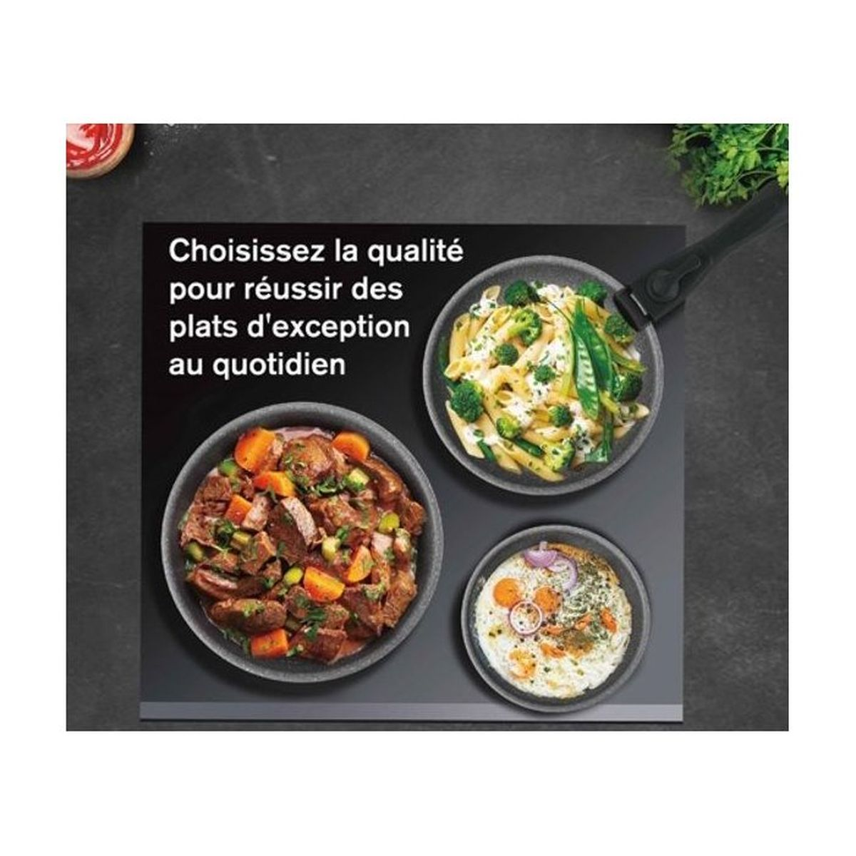 Drei Pfannen mit Speisen: Fleisch, Pasta mit Gemüse und ein Spiegelei.