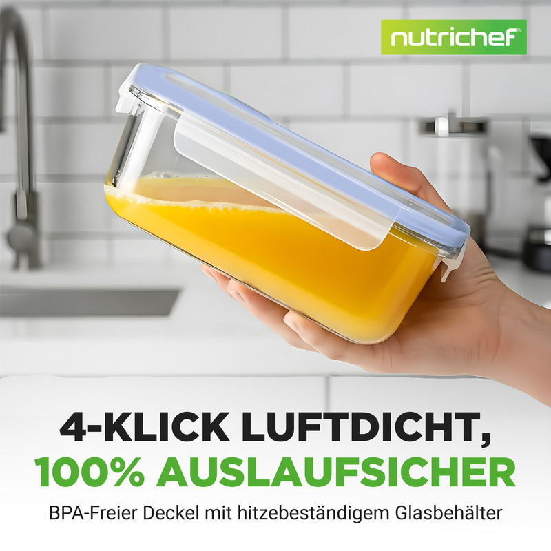 Eine Hand hält einen Glasbehälter mit Orangensaft und einem blauen Deckel.
