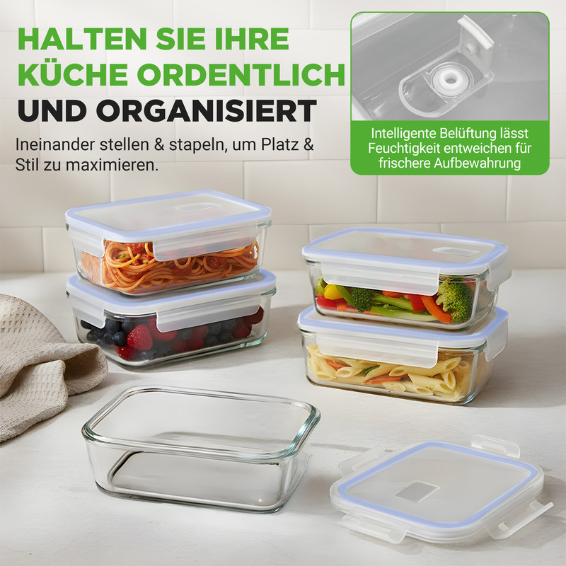 Glasbehälter mit Lebensmitteln wie Nudeln, Beeren und Gemüse, gestapelt und nebeneinander.