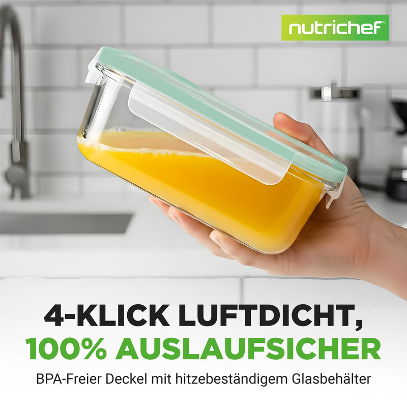 Eine Hand hält einen Glasbehälter gefüllt mit orangem Saft und einem mintfarbenen Deckel.
