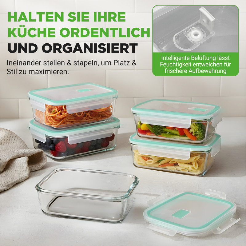Mehrere Glasbehälter mit Lebensmitteln und Deckeln, einige gestapelt.