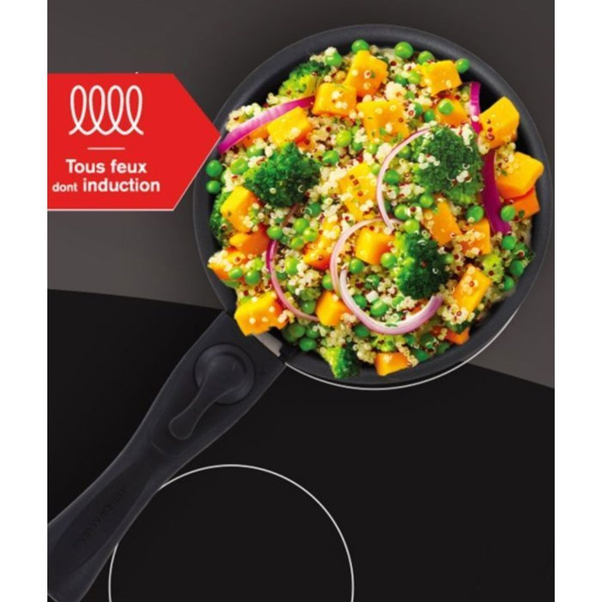 Sartén con verduras, quinoa y calabaza sobre una placa de inducción.