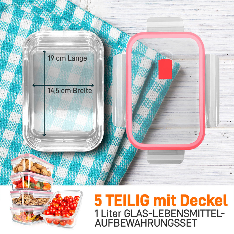 Un contenitore per alimenti in vetro con coperchio, misura 19x14,5 cm, con contenitori impilati accanto.