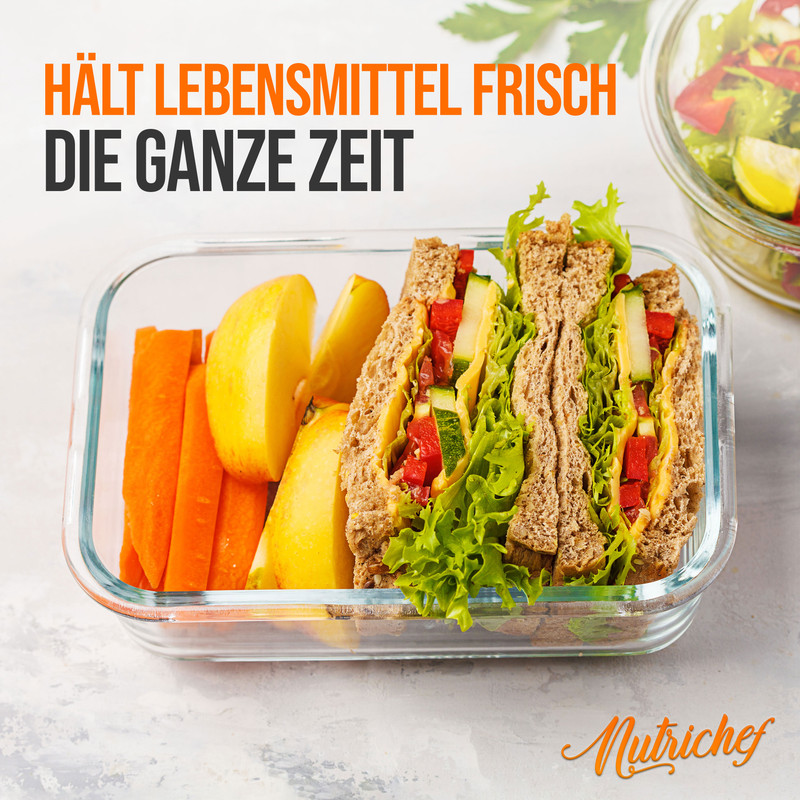 Un sandwich con carote e spicchi di mela in una scatola di vetro, con insalata accanto.