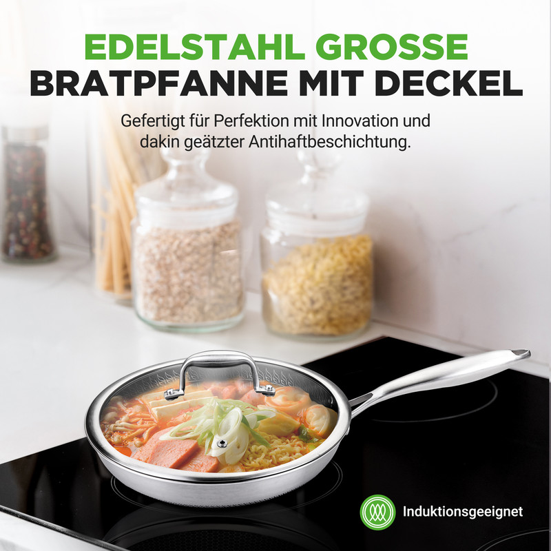 Edelstahl-Bratpfanne mit Deckel, gefüllt mit Essen, auf einem Induktionskochfeld.