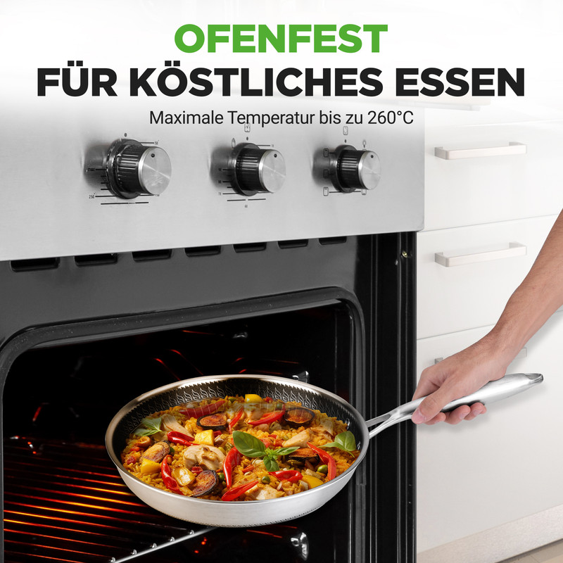 Ein Mann legt eine Paella-Pfanne in einen Ofen. Der Ofen ist für den Einsatz bei hohen Temperaturen ausgelegt.