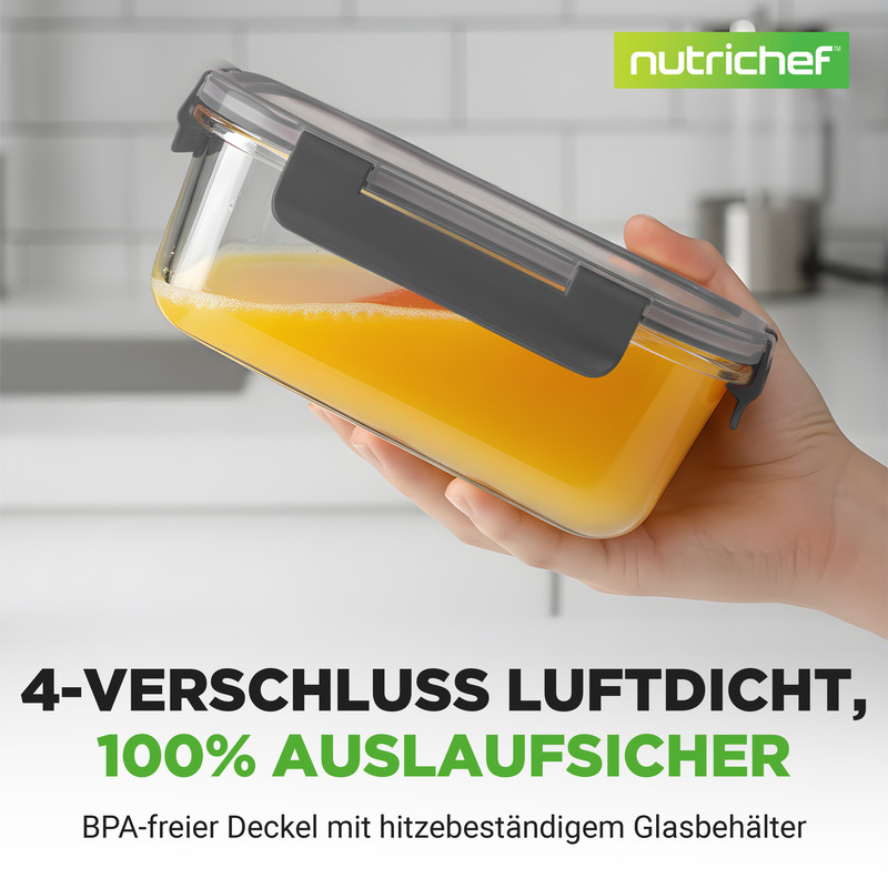 Eine Hand hält einen Glasbehälter mit Organgensaft und einem grauen Deckel.