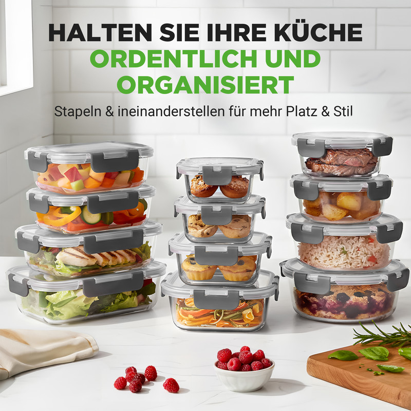 Gestapelte Lebensmittelbehälter mit verschiedenen Speisen und Beeren auf einer Arbeitsplatte.