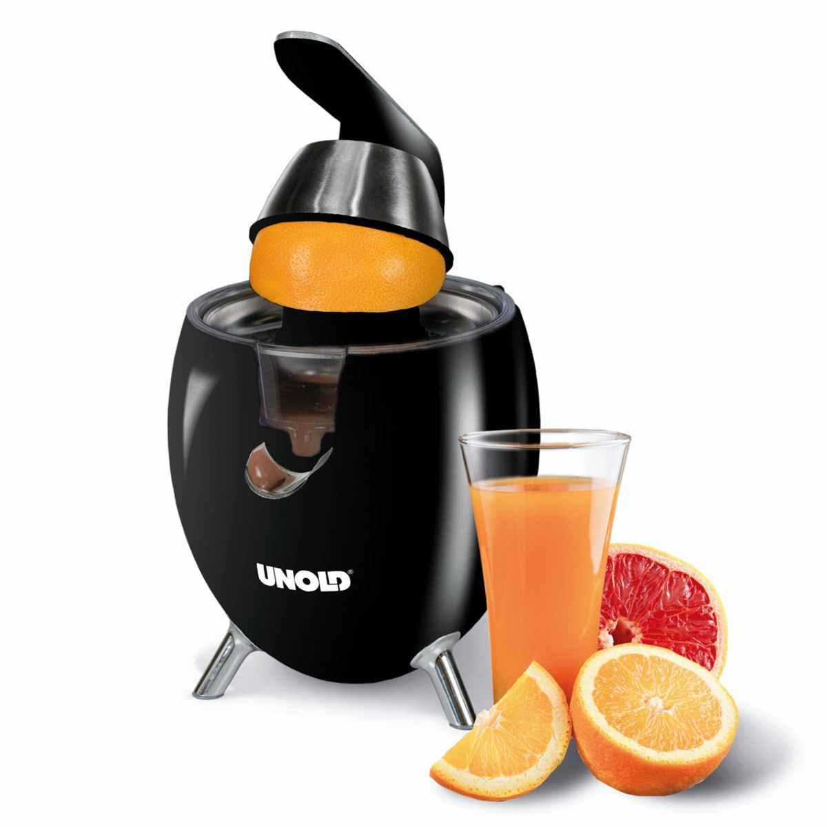 Ein schwarzer Saftpresse mit einer Orange, einem Glas Saft und geschnittenen Zitrusfrüchten.