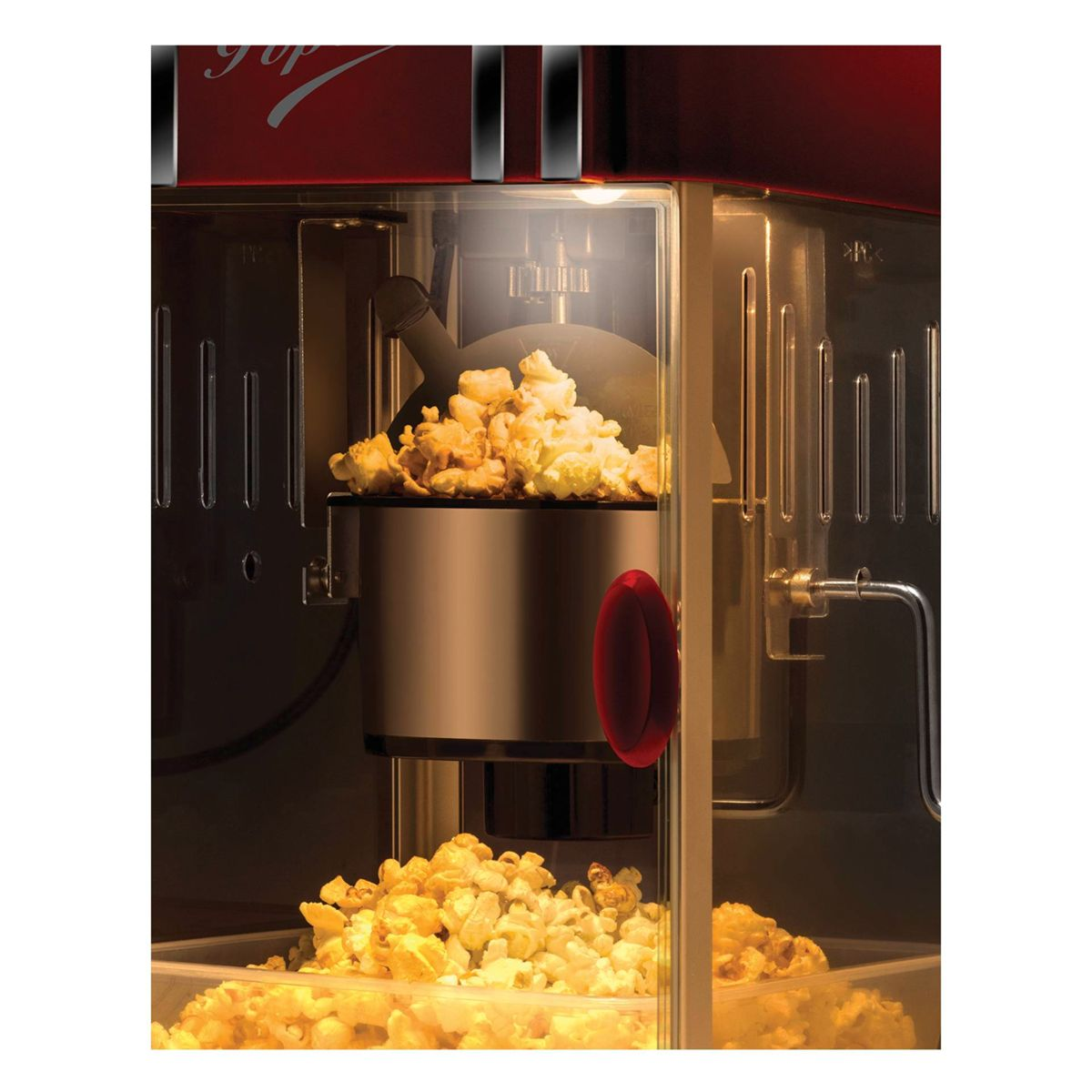 Una máquina de palomitas roja con palomitas recién hechas arriba y abajo.