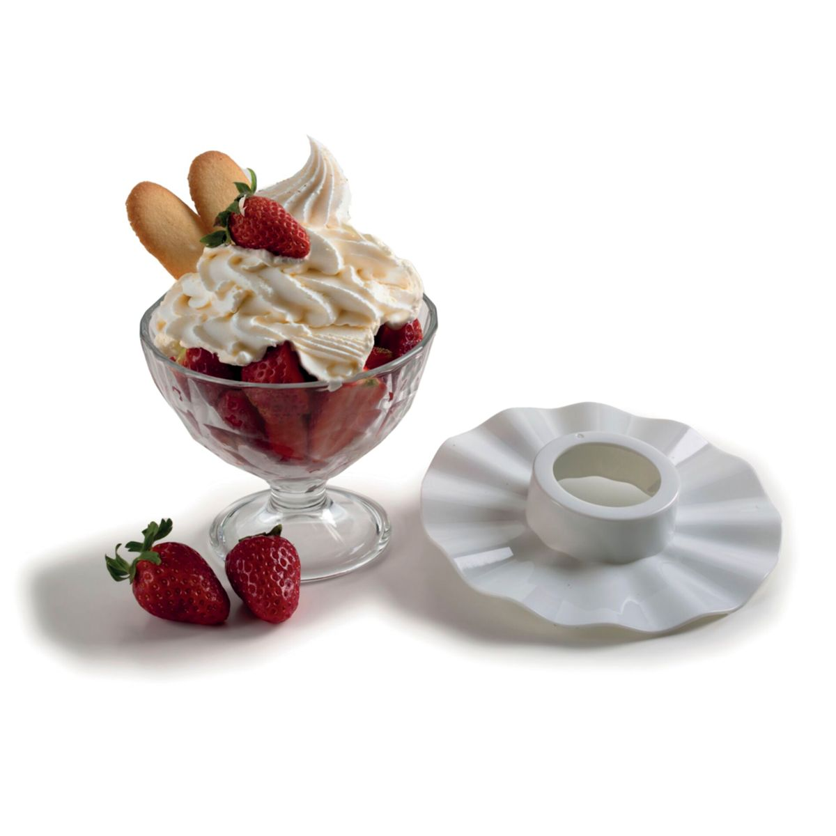 Una coppa gelato con fragole, panna e biscotti accanto a un piatto.