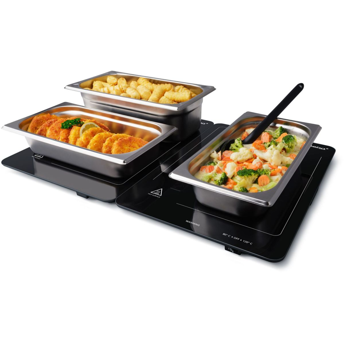 Drei Servierbehälter mit Essen auf schwarzen Kochplatten. Links: frittiertes Essen. Mitte: Pommes. Rechts: Gemüse in Soße.