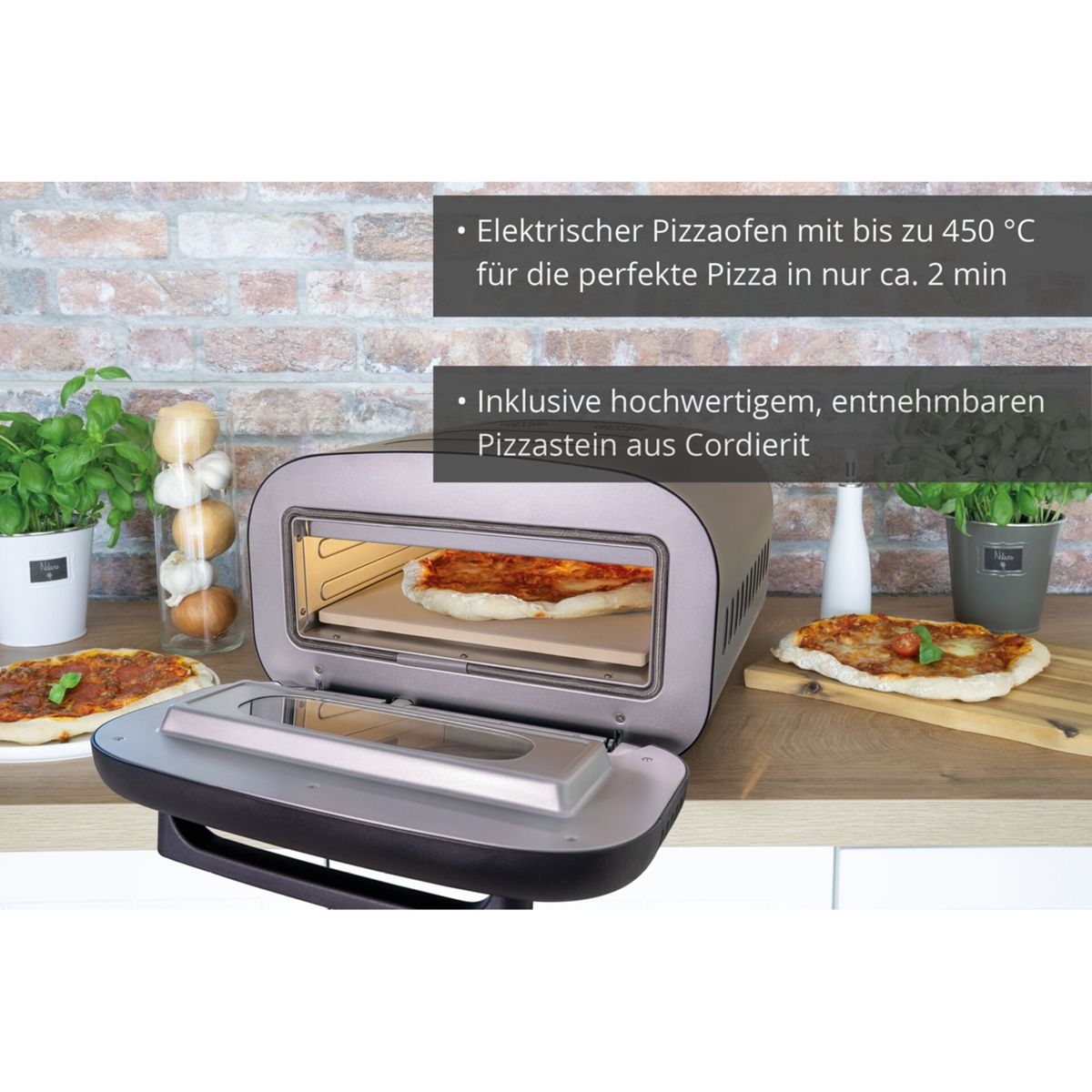Un forno elettrico per pizza con pietra refrattaria e due pizze su un piano di lavoro.