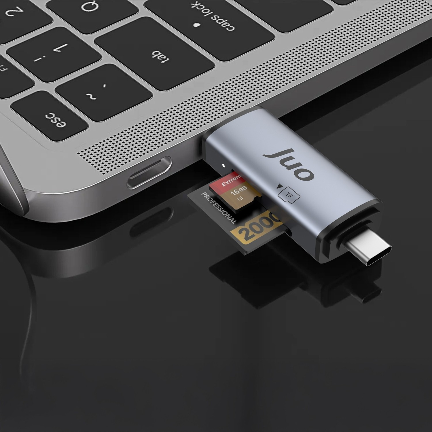 Gümüş USB-C kart okuyucu, SD kart ile bir dizüstü bilgisayara takılı.