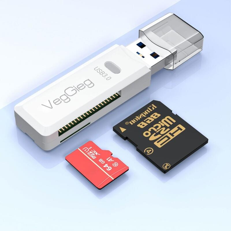 Şeffaf kapaklı beyaz USB 3.0 kart okuyucu, yanında siyah 128GB ve kırmızı 64GB microSD kart.