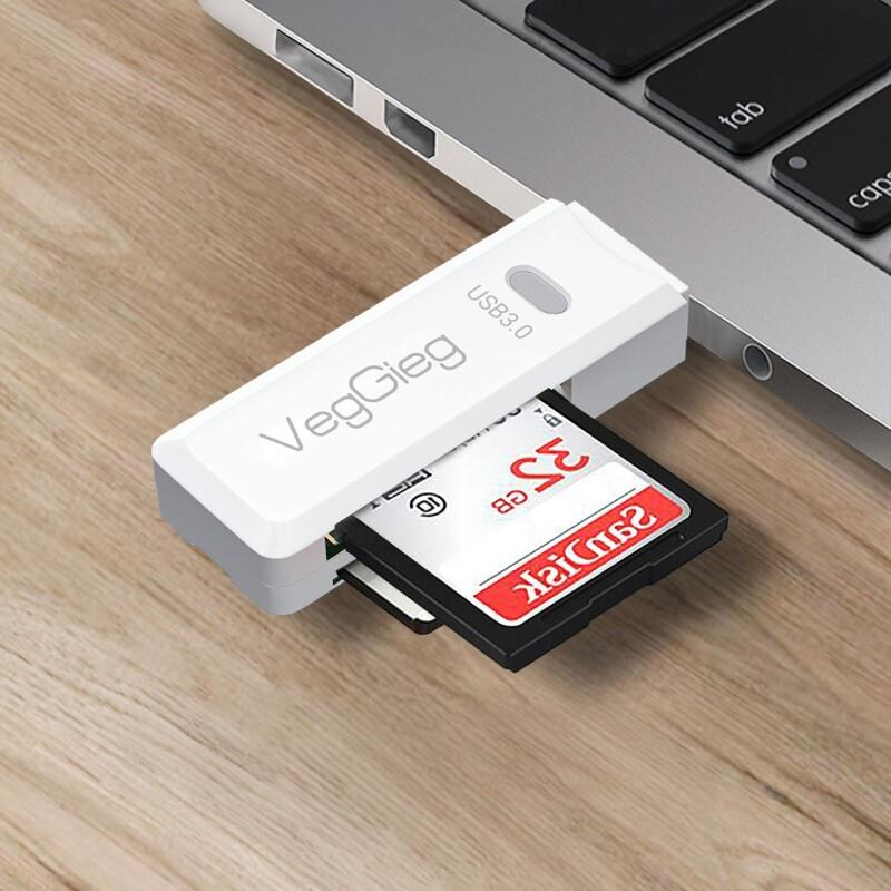 VegGieg logolu beyaz SD kart okuyucu bir dizüstü bilgisayara takılı.