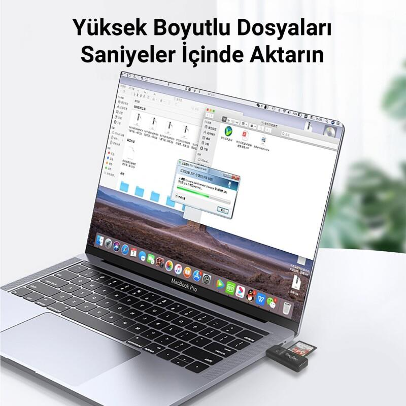 Bir dizüstü bilgisayar, SD kart okuyucu ile dosya aktarımı gösteriyor.