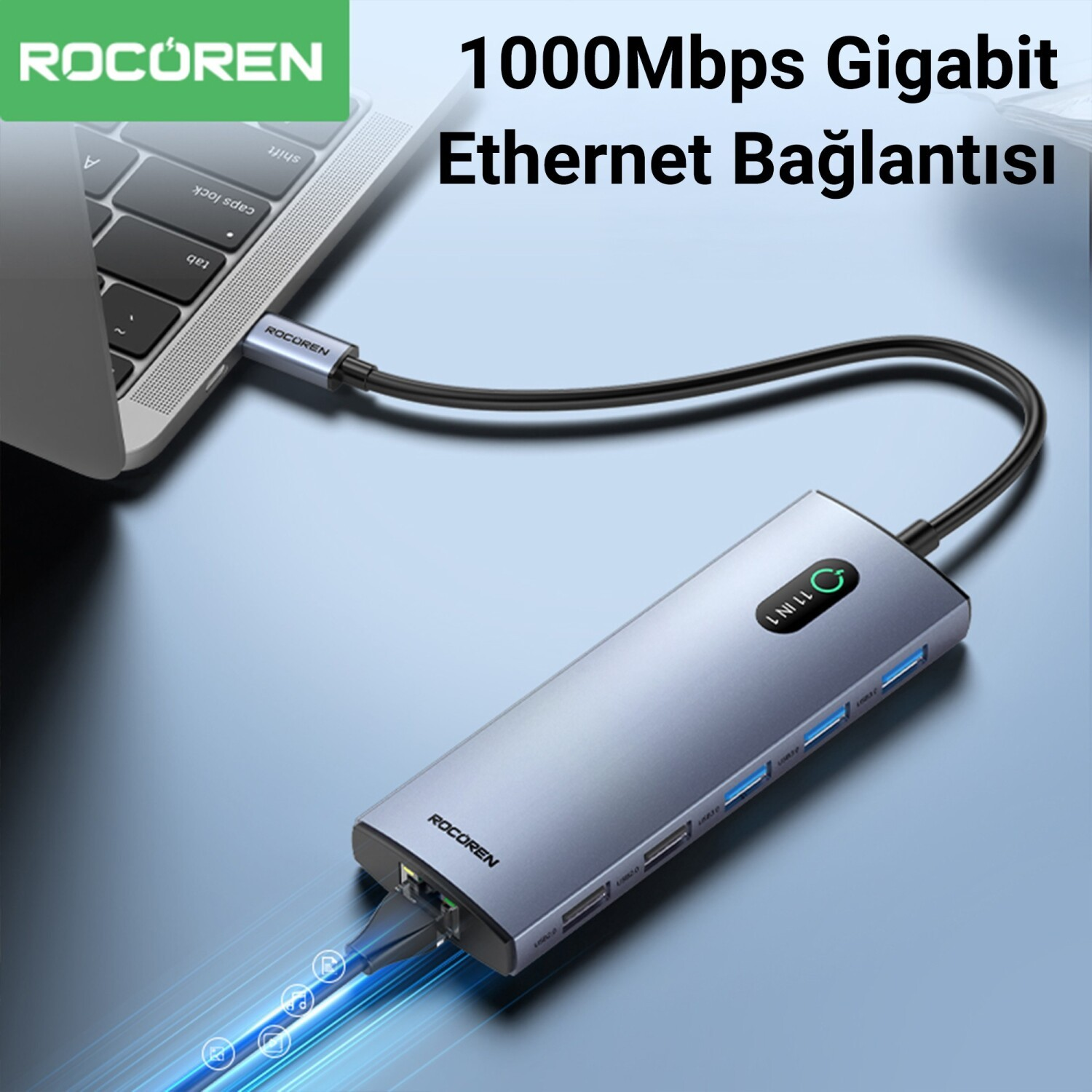 Gümüş renkli, çok portlu USB-C hub bir dizüstü bilgisayara bağlı.
